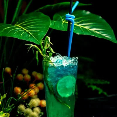 blue-cocktail-with-lots-crushed