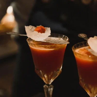close-up-beer-glass-table_104894
