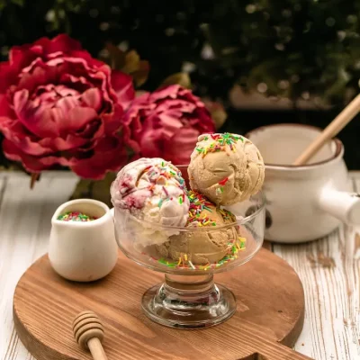 mixed-ice-cream-balls-with-caram